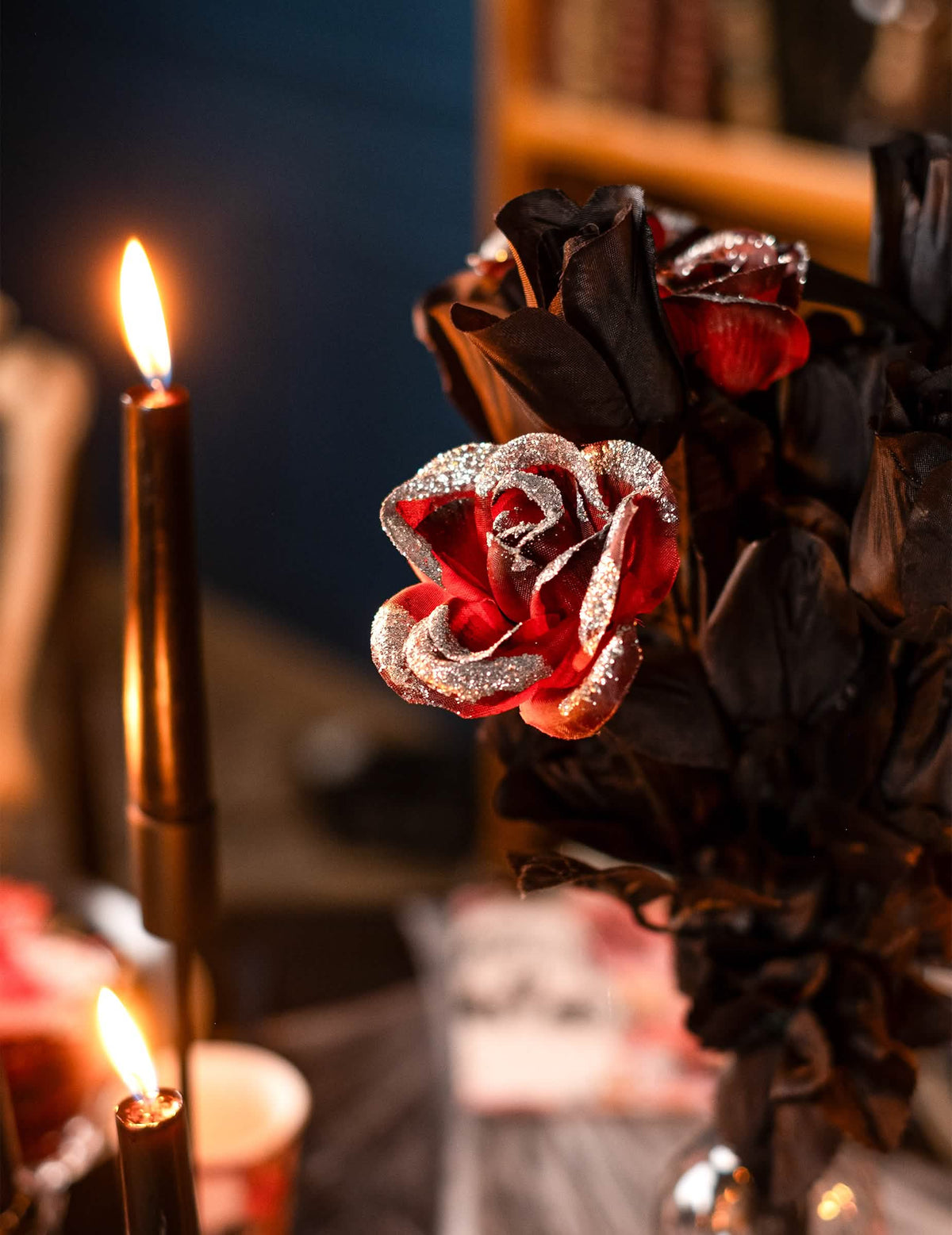 Ambianță la lumina lumânărilor de trandafir halloween roșu și negru