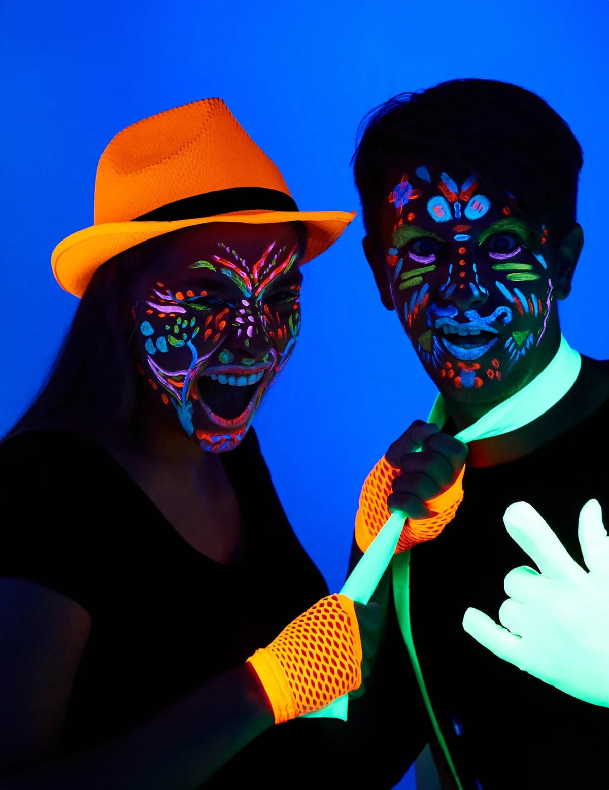 Prezentare sub lumină neagră a ruj de buze cu efect UV