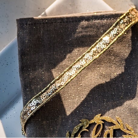 Gros plan sur les sequins du ruban adhésif sequins pour décoration doré brillant