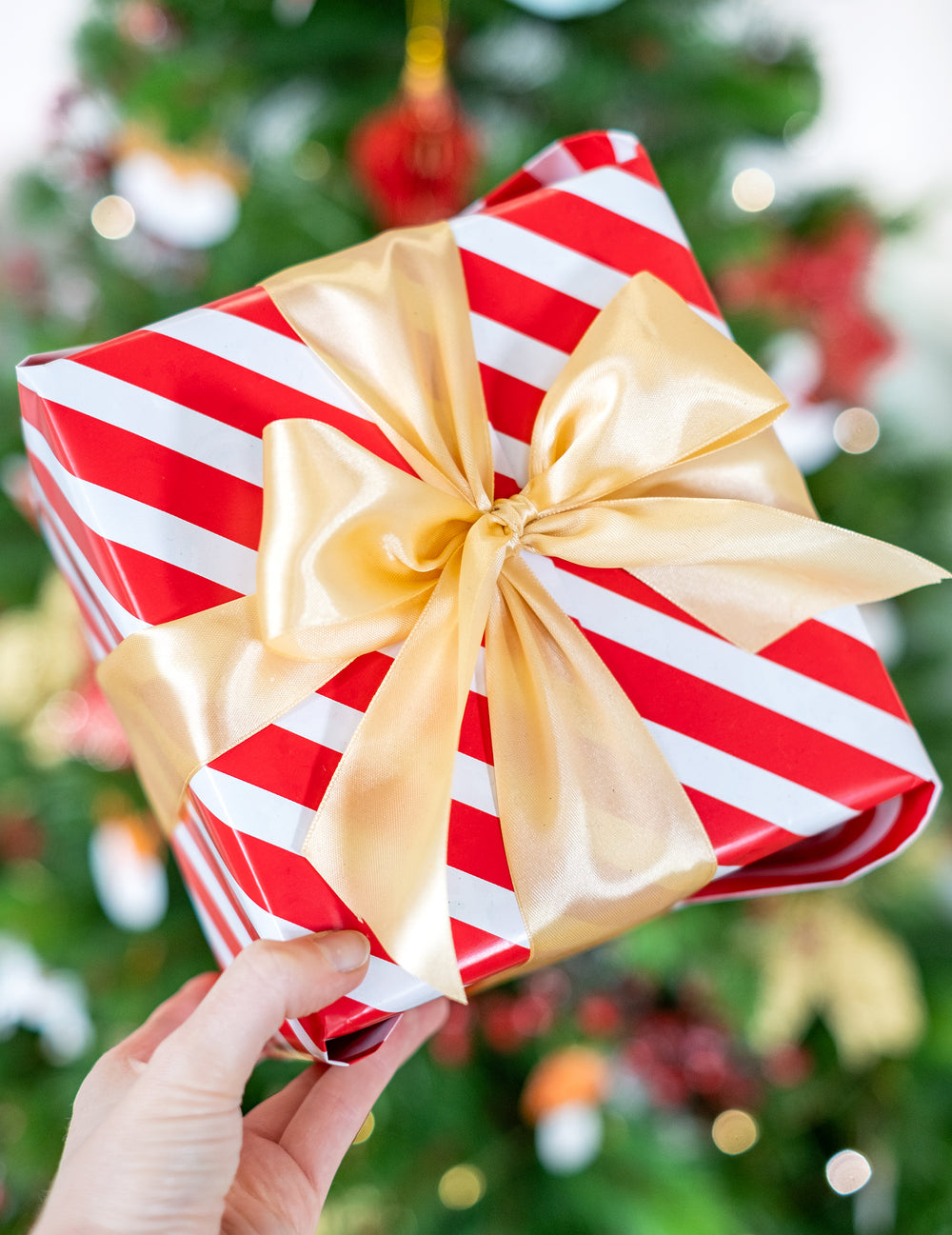 Mise en situation sur un emballage cadeau du ruban satin pour fête doré ocre