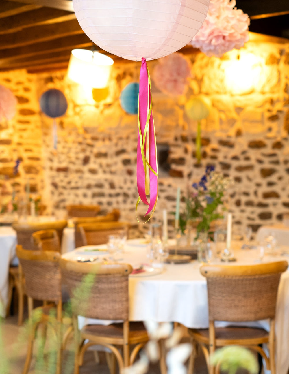 Mise en situation en décoration de fête du ruban satin pour décoration jaune