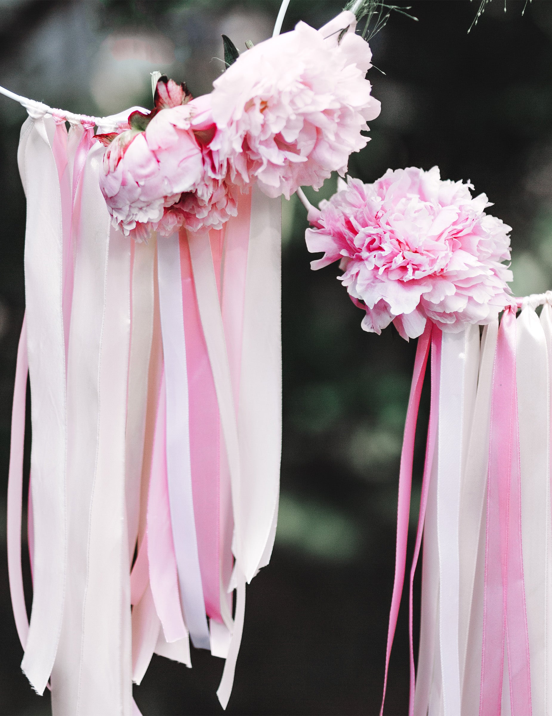 Mise en situation avec fleurs du ruban satin pour décoration pêche clair