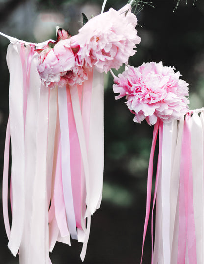Mise en situation avec fleurs du ruban satin pour décoration pêche clair