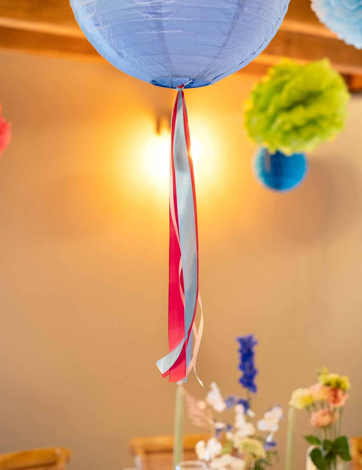Punere în scenă decorativă a panglicii din satin roz