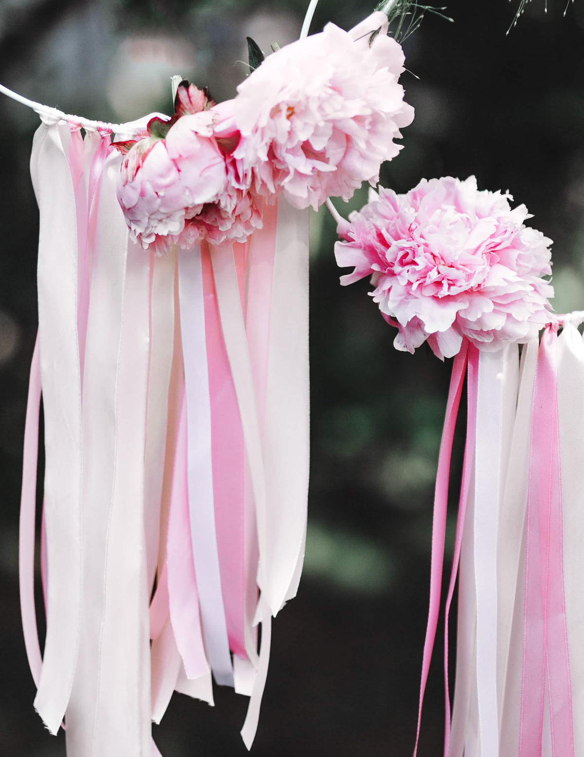 Prim-plan asupra florilor decorate cu panglică din satin roz