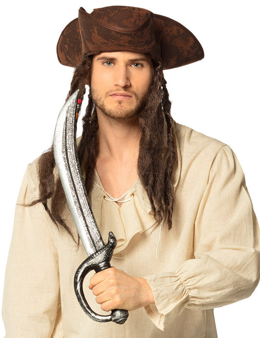 Mise en situation du sabre de pirate pour déguisement