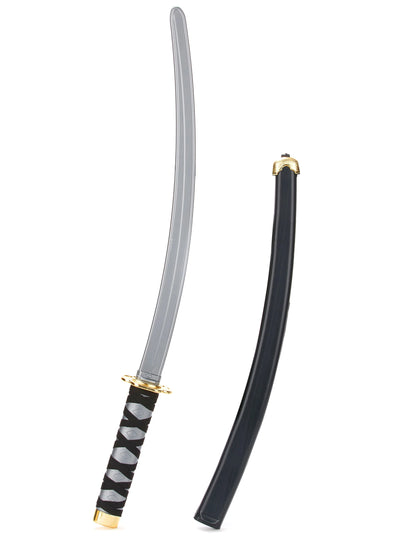 Gros plan sur la lame et le fourreau du sabre ninja en plastique pour adulte