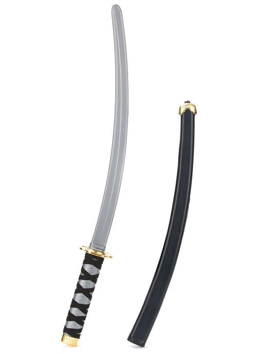 Gros plan sur la lame et le fourreau du sabre ninja en plastique pour adulte