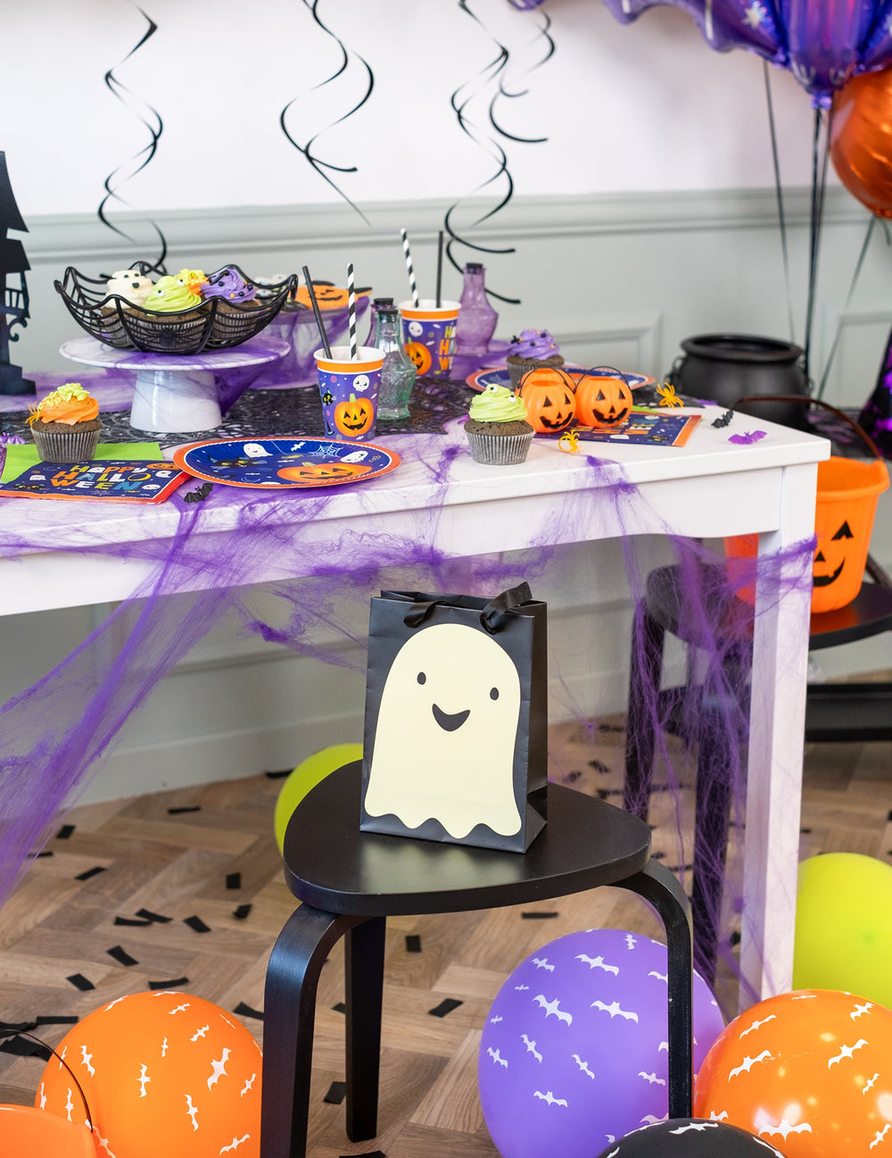 Mise en situation sur un tabouret avec ballons du sac à bonbons fantôme