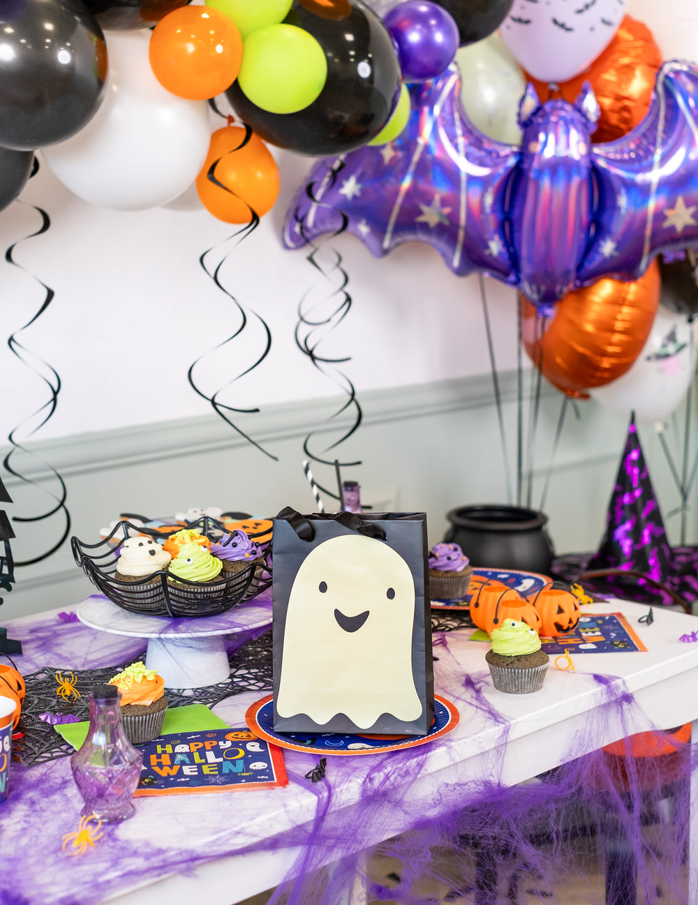 Mise en situation sur une table de fête du sac à bonbons fantôme