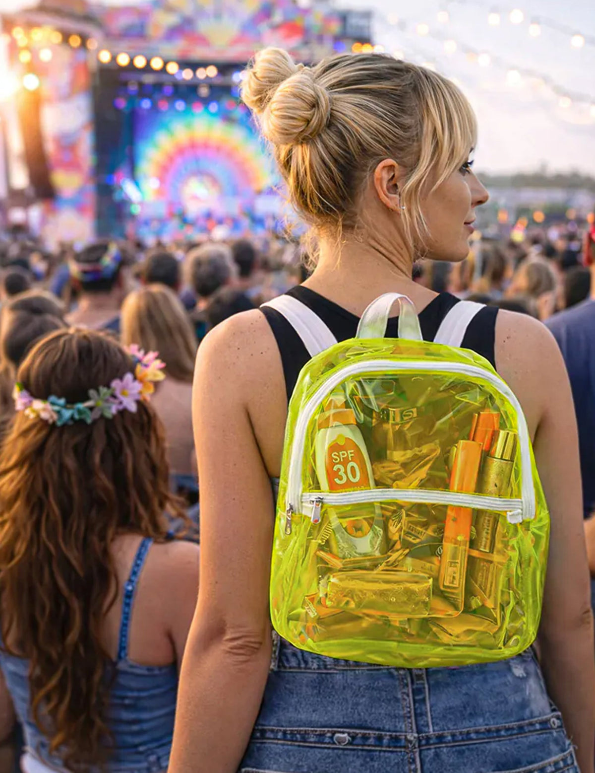 Mise en situation lors d'un festival du sac à dos transparent pour adulte jaune fluo