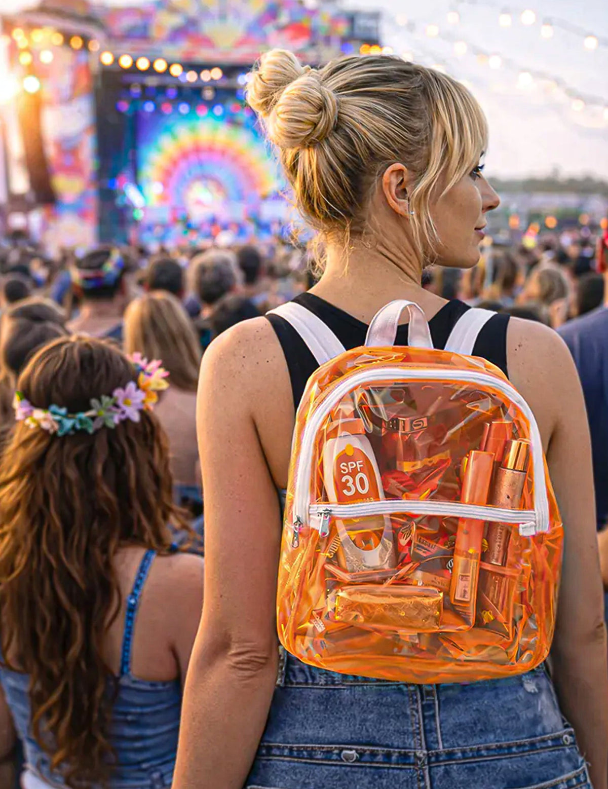 Mise en situation lors d'un festival du sac à dos transparent pour adulte orange fluo