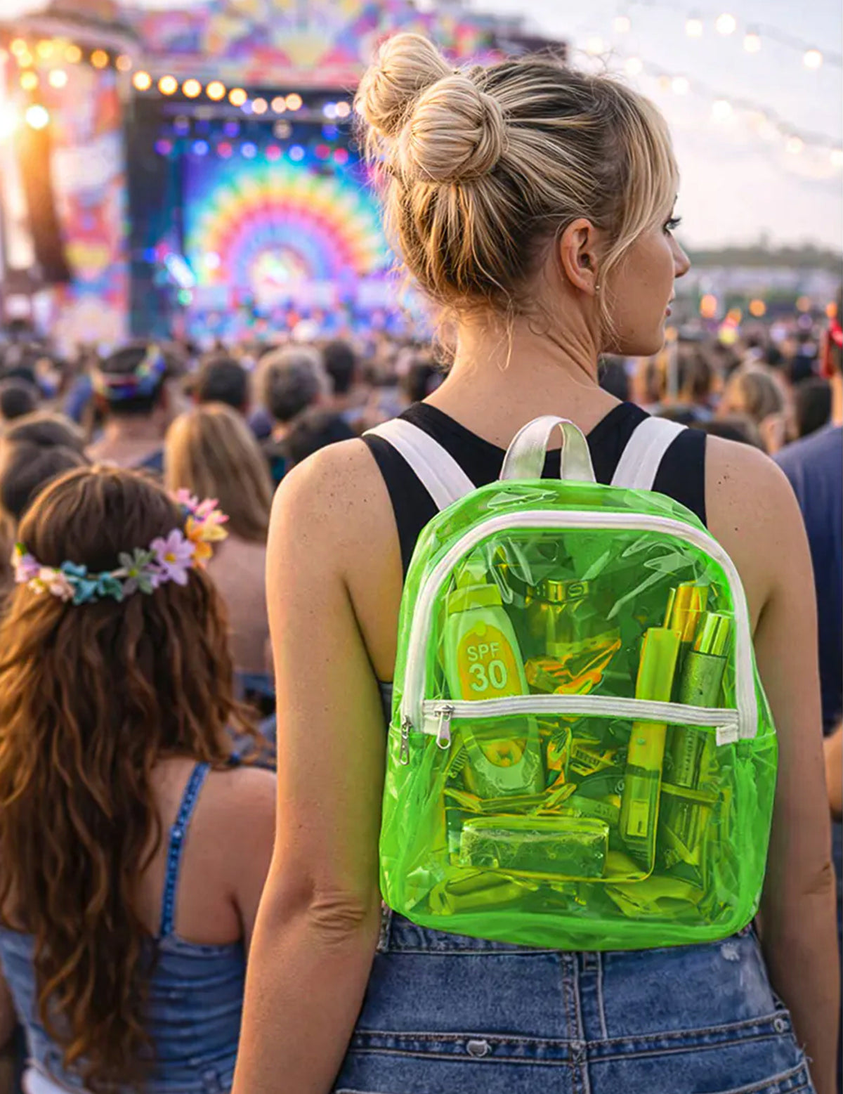 Mise en situation lors d'un festival du sac à dos transparent vert fluo