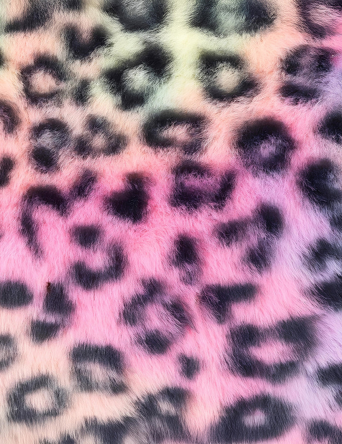Gros plan sur la fausse fourrure du sac léopard multicolore