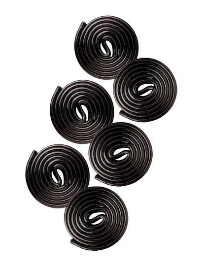 Gros plan sur les rouleaux de réglisse du sachet de bonbons Rotella Haribo