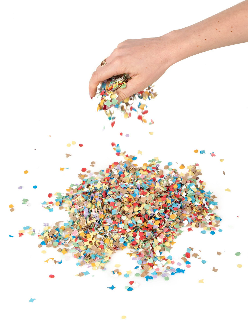 Mână de confetti de petrecere multicolore, aruncată din mână, din săculeț pentru toți