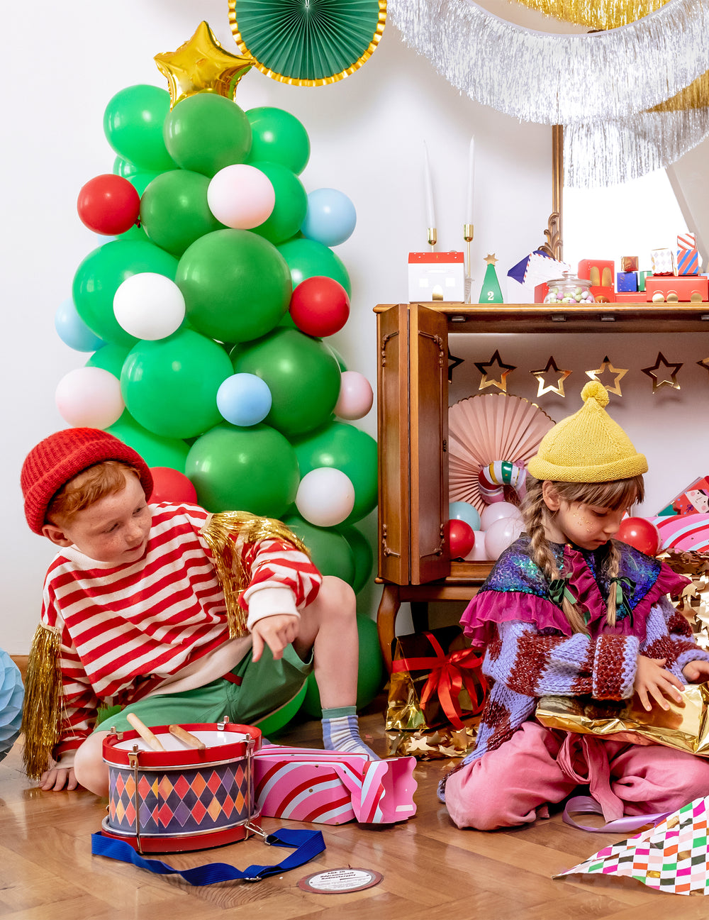 Mise en scène festive avec enfants du bouquet de ballons Sapin de Noël
