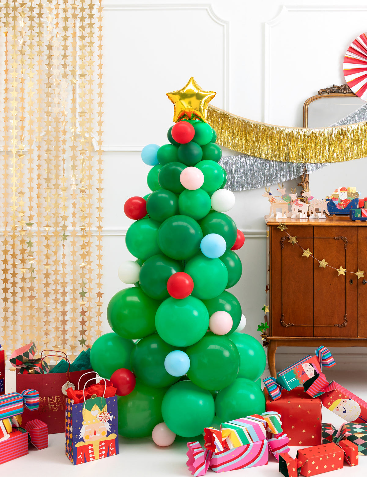 Mise en scène festive avec cadeaux du bouquet de ballons Sapin de Noël