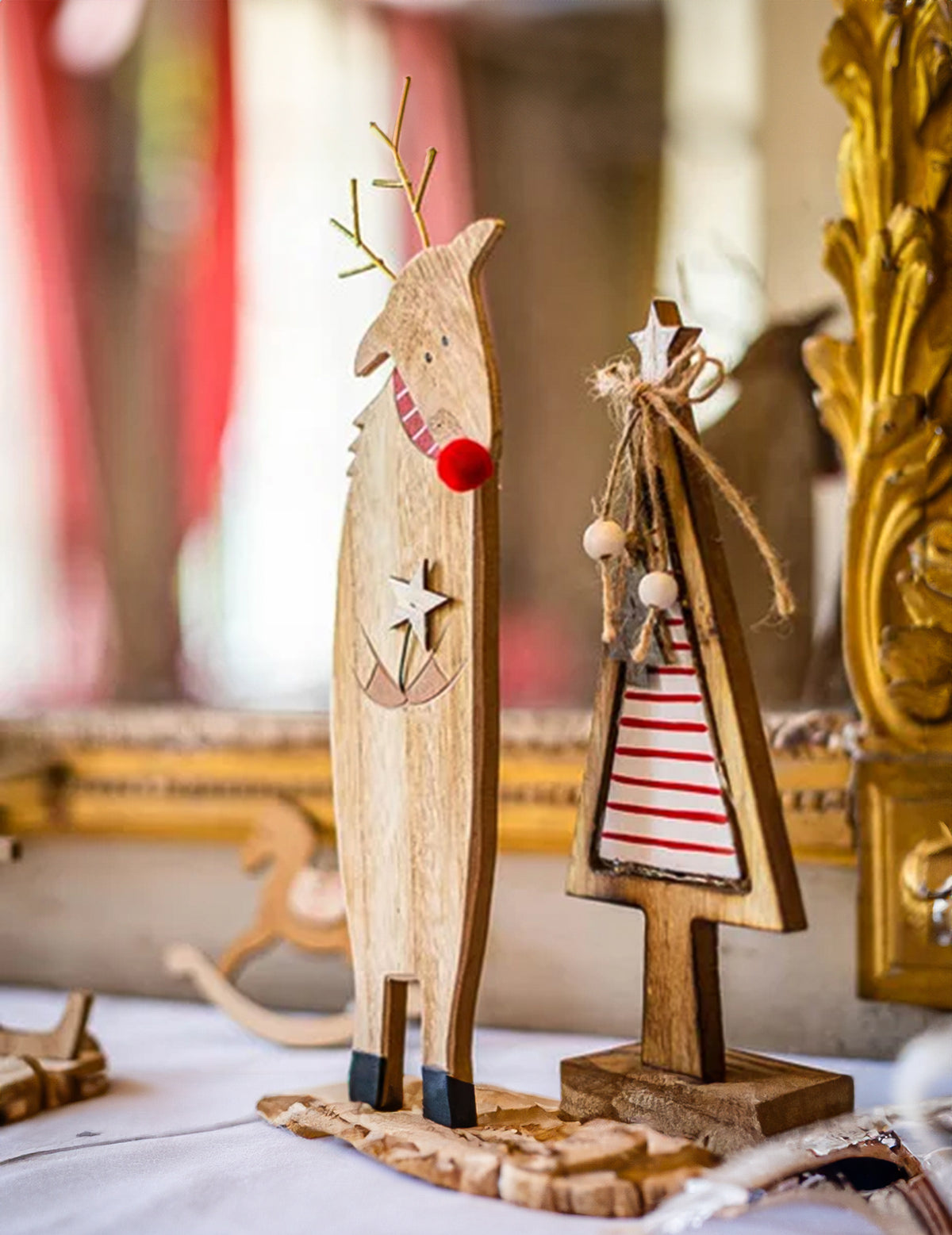 Vue du renne en bois accompagnant le sapin sur socle décoration Noël