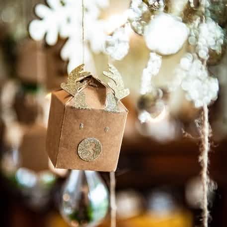 Prezentare sub formă de ghirlandă a setului calendar advent ren din kraft