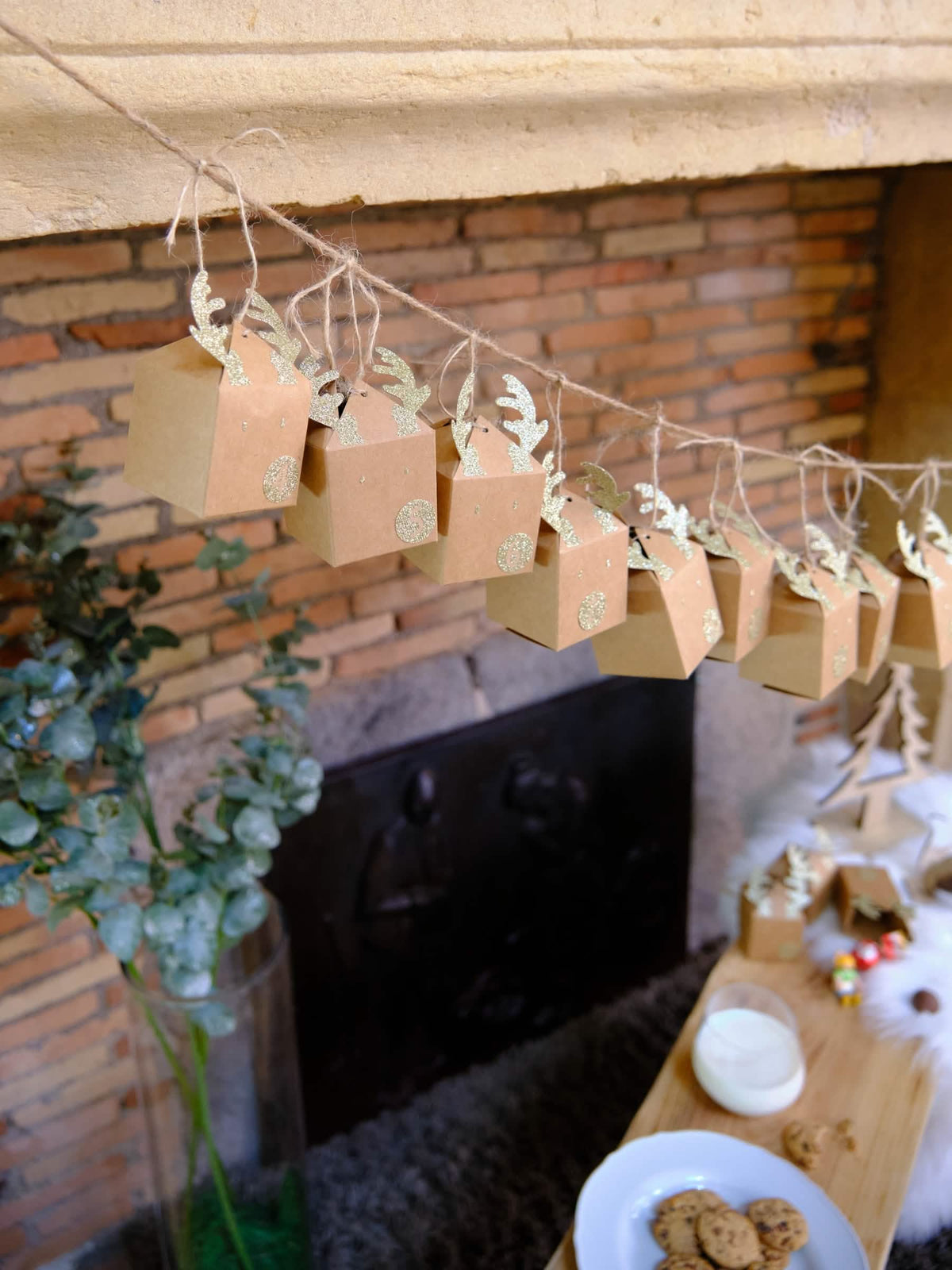Prezentare sub formă de ghirlandă a setului calendar de advent ren cu aspect kraft