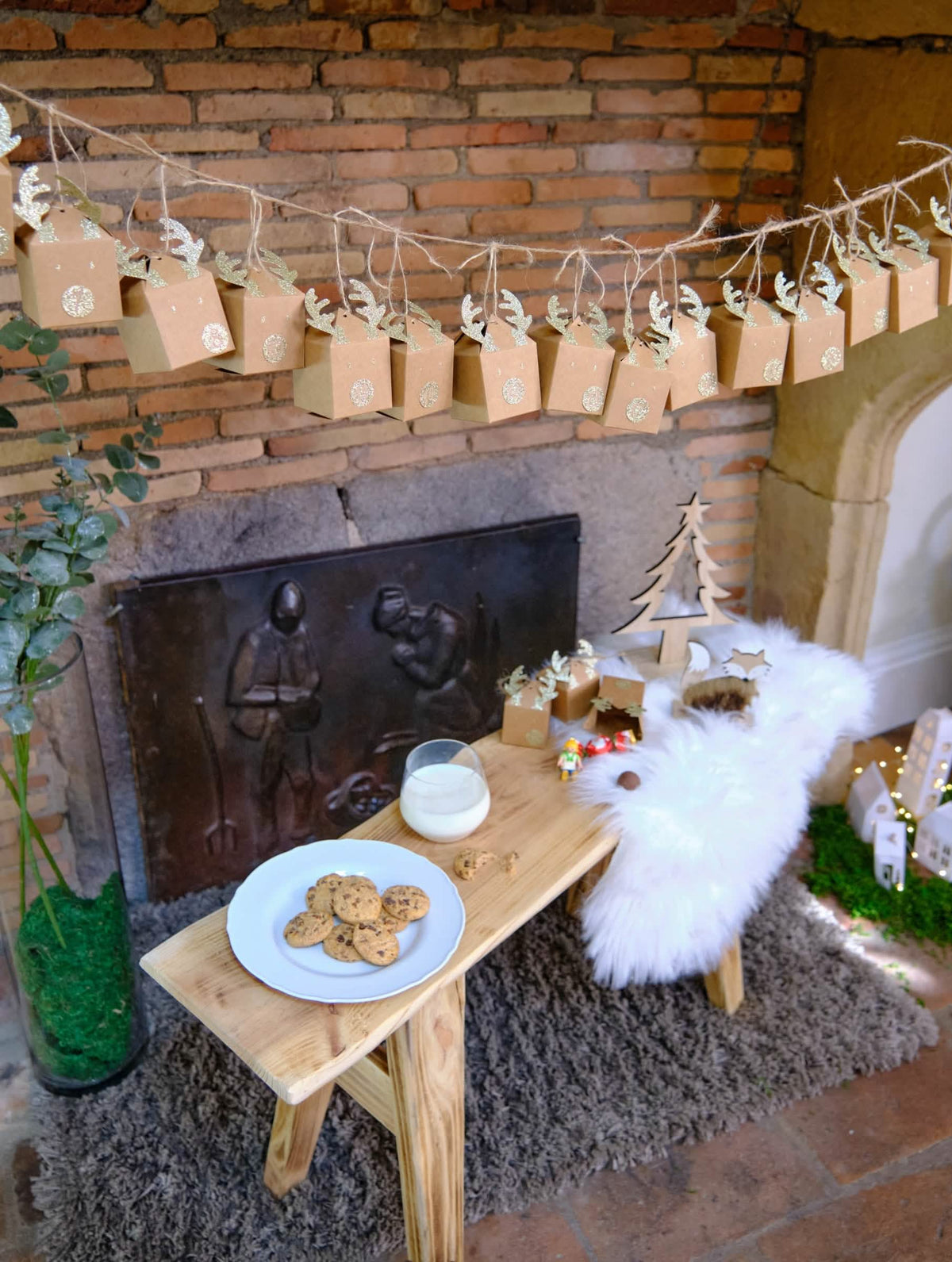 Scenă festivă cu șemineu din setul calendar de Advent cu ren din kraft