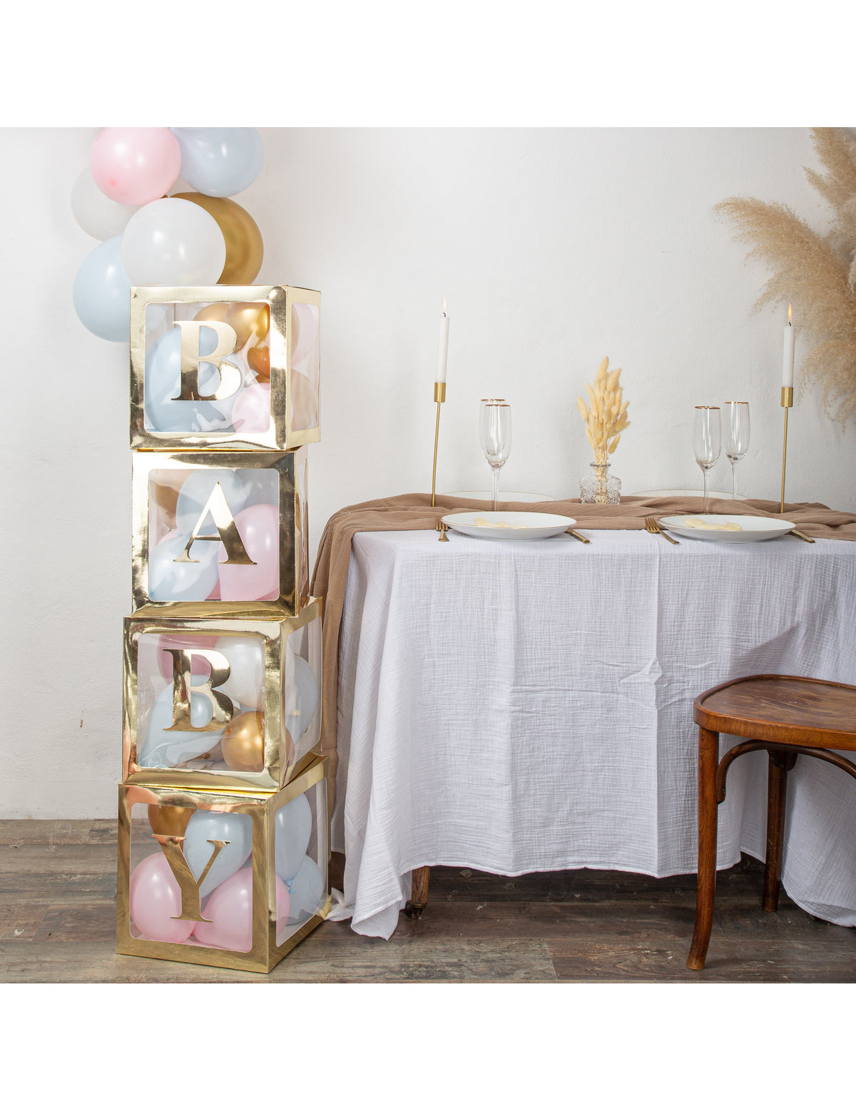 Mise en ambiance de fête des stickers baby pour baby shower dorées