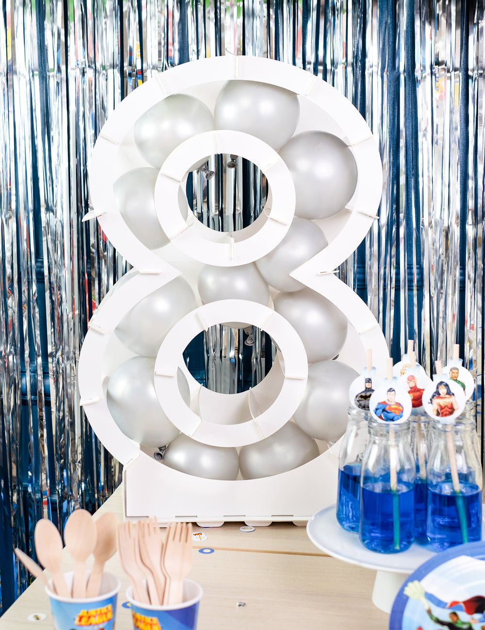 Chiffre 8 garni de ballons de la structure chiffre pour décoration de fête blanc en carton à garnir