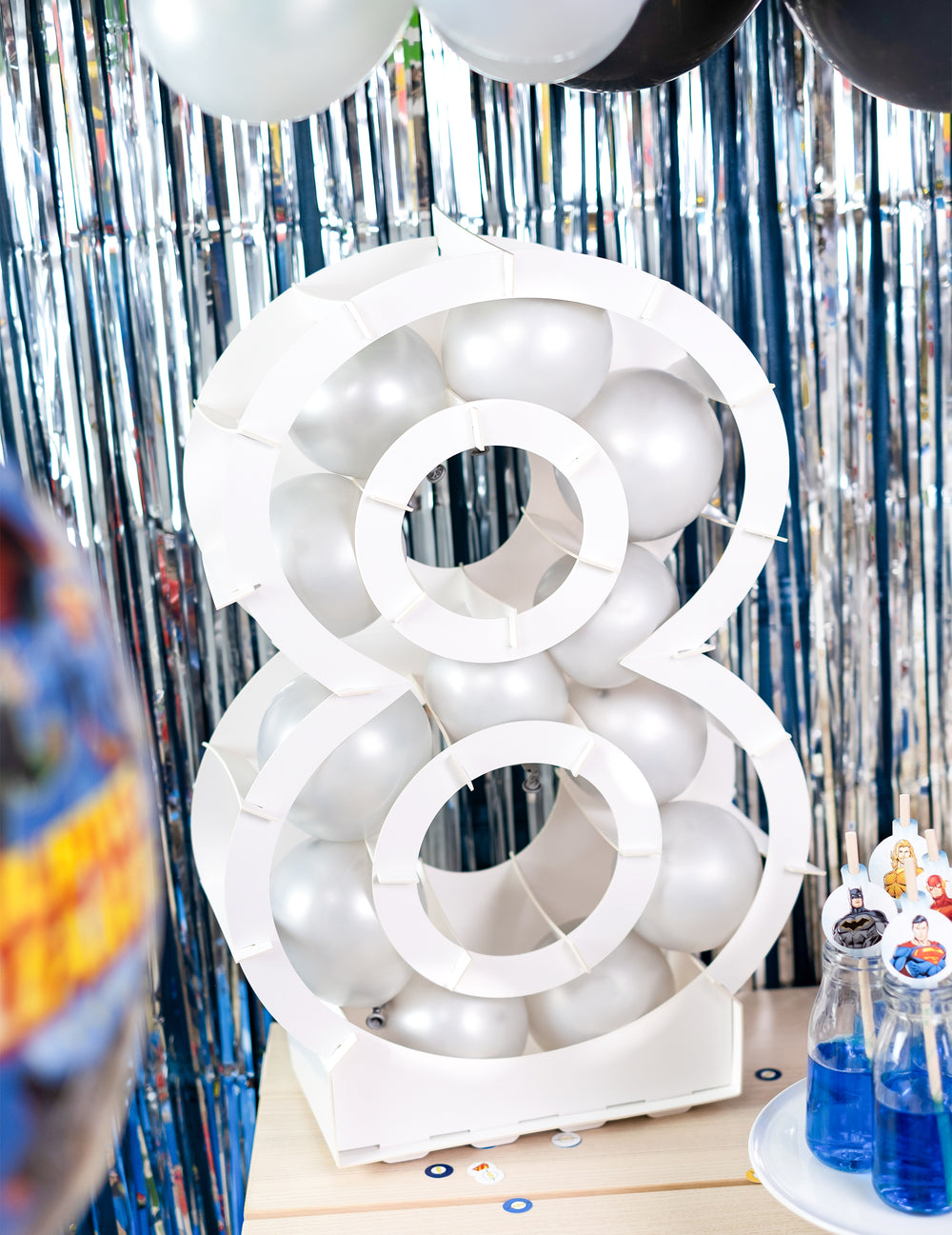Gros plan sur le chiffre 8 garni de ballons de la structure chiffre pour décoration de fête blanc en carton à garnir
