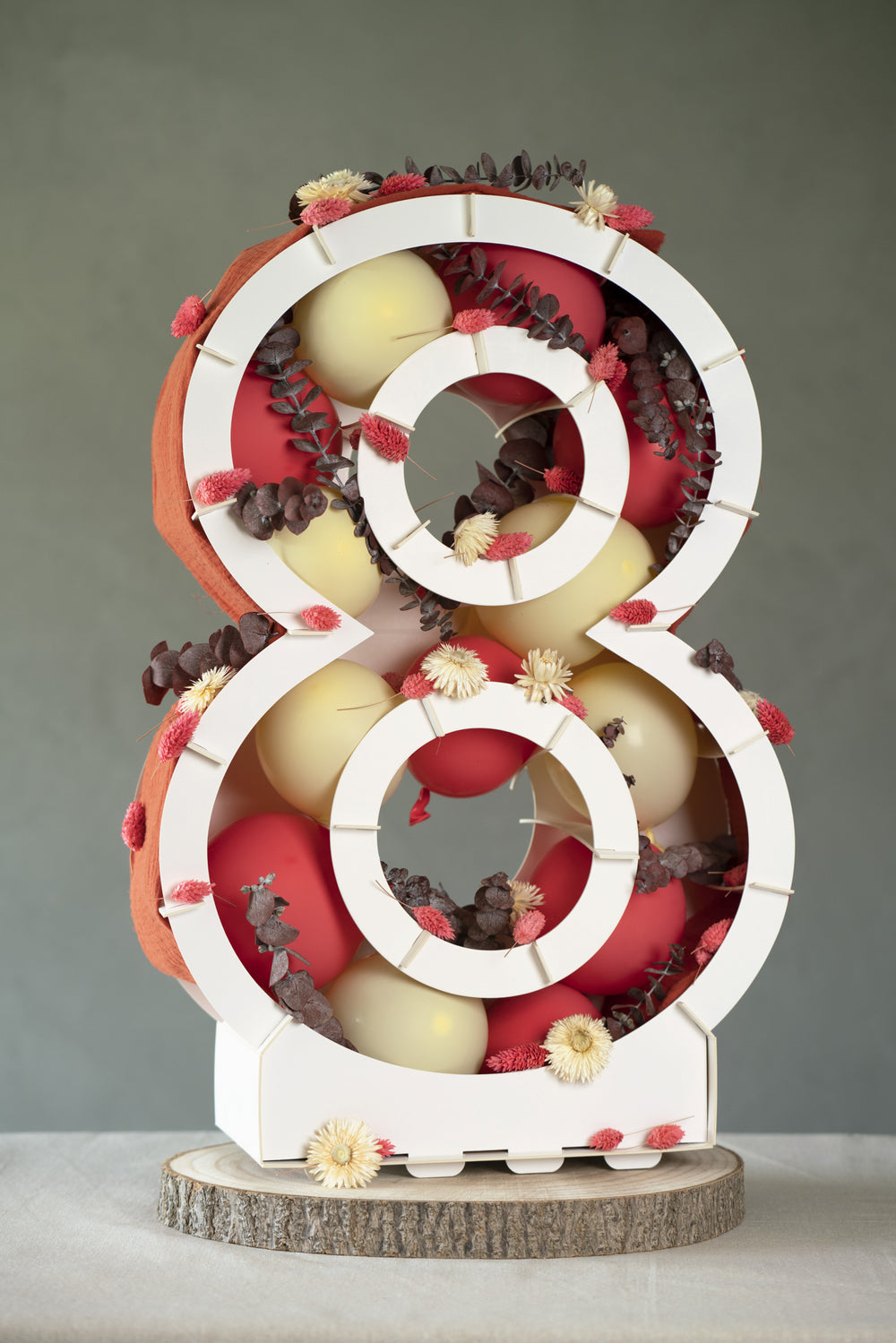 Chiffre 8 garni de ballons et de fleurs de la structure chiffre pour décoration de fête blanc en carton à garnir