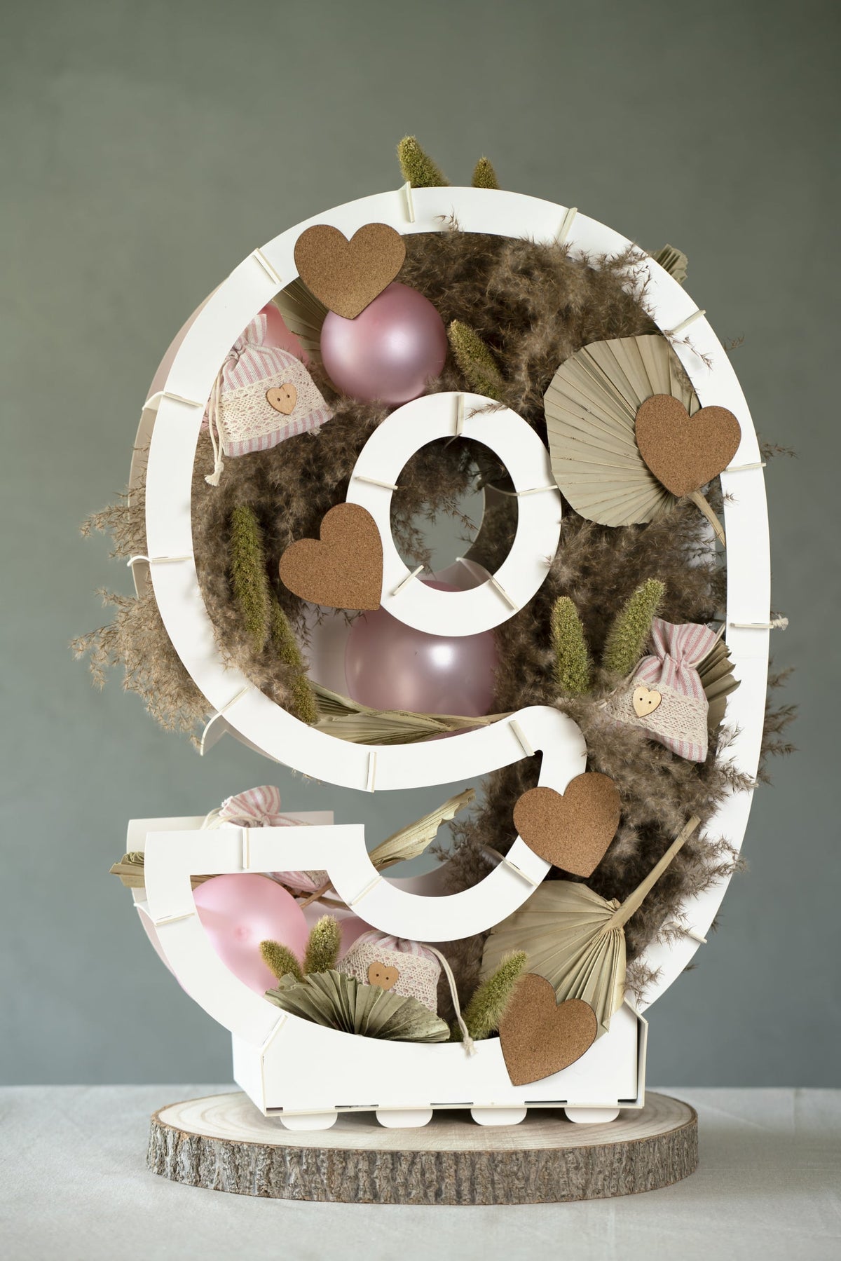 Chiffre 9 garni de fleurs séchées et ballons de la structure chiffre pour décoration de fête blanc en carton à garnir