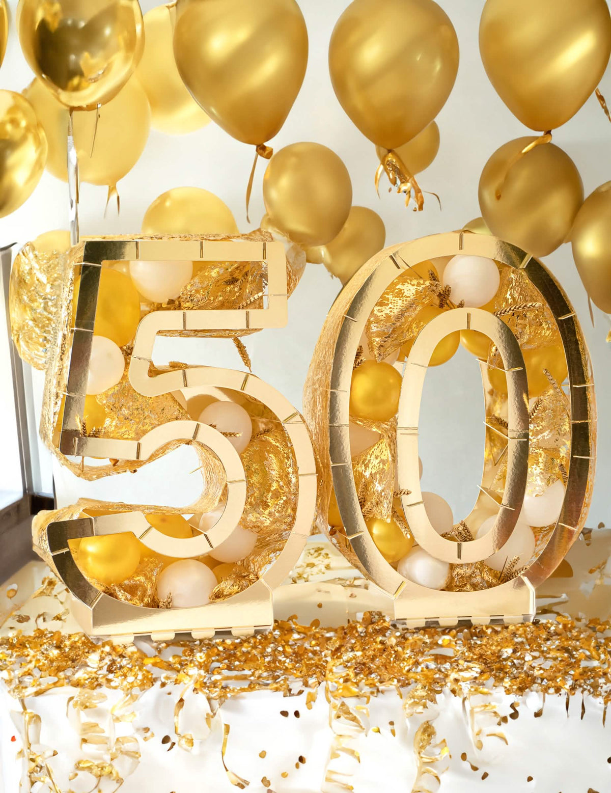 Mise en scène du nombre 50 de la structure chiffre doré pour ballons en carton