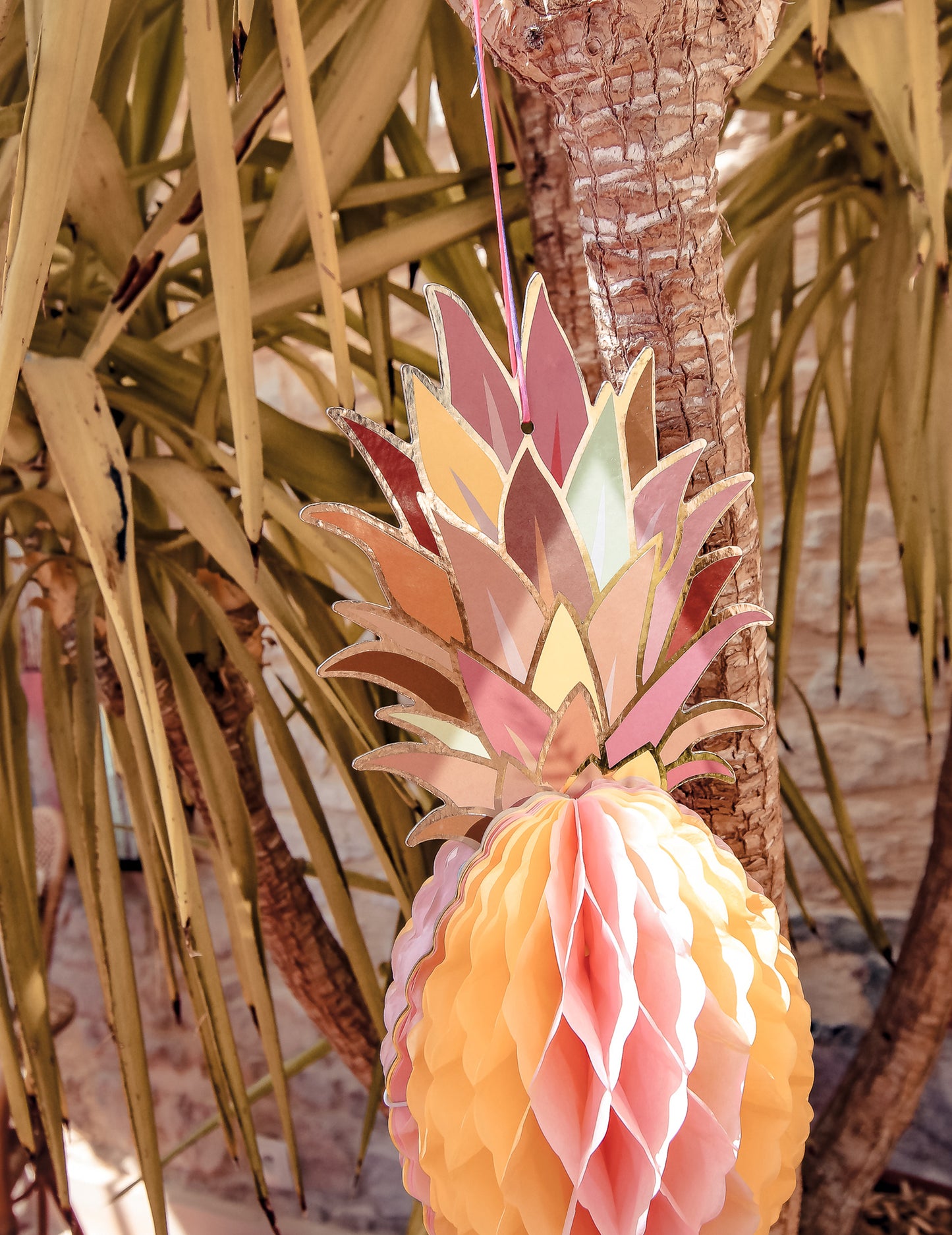 Decorațiune suspendată din hârtie cu model de fagure de miere multicolor, ananas, 30 cm aurit