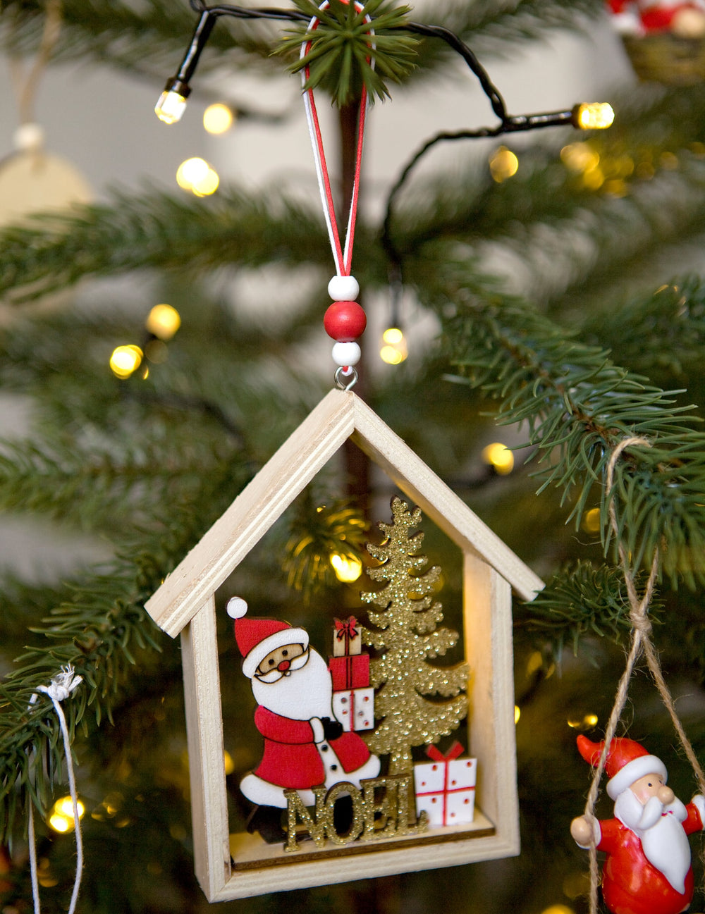 Gros plan de la suspension en bois Père Noël dans sa maison