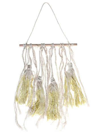 Suspension en bois décoration bohème pour mariage jaune avec pompons
