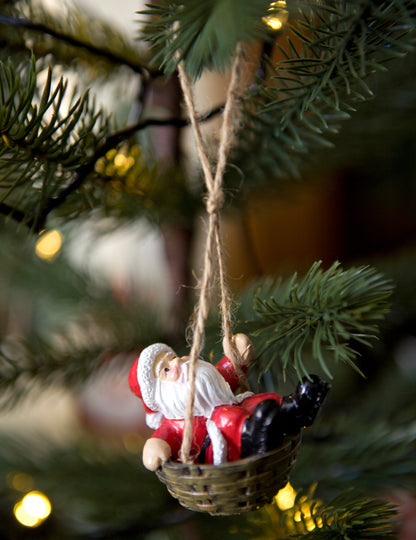 Agățându-l pe Moș Crăciun în coșul său de rășină, 6 x 4 x 4 cm pentru brad