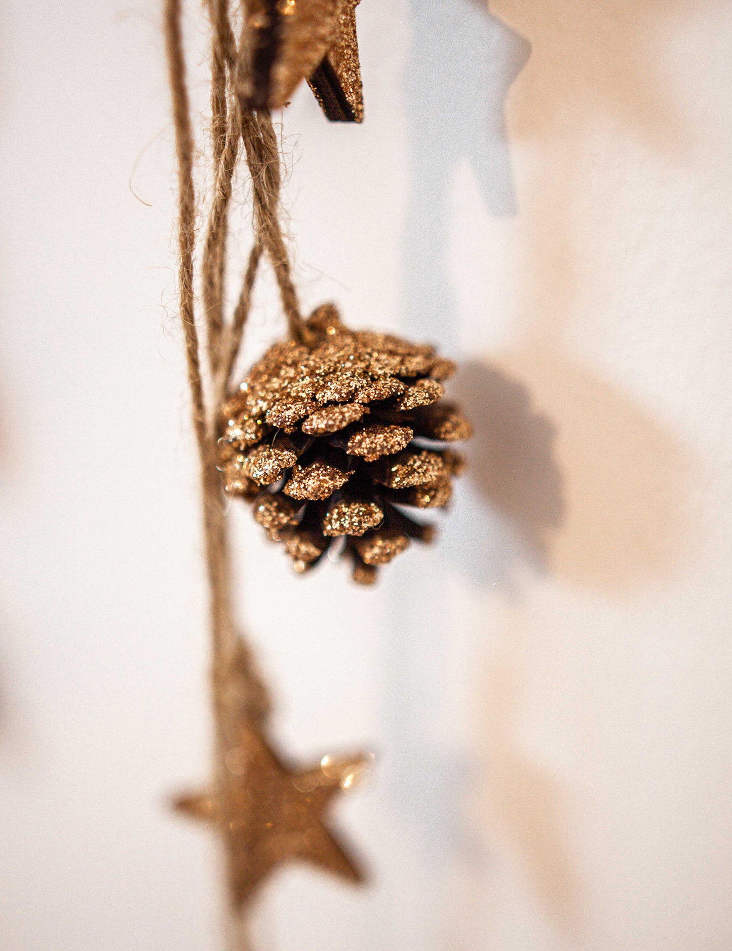 Lampă suspendată cu con de pin și sclipici de cupru 50 cm și stele din lemn