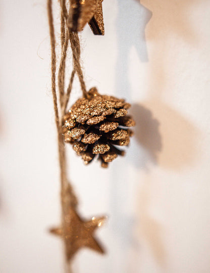 Lampă suspendată cu con de pin și sclipici de cupru 50 cm și stele din lemn