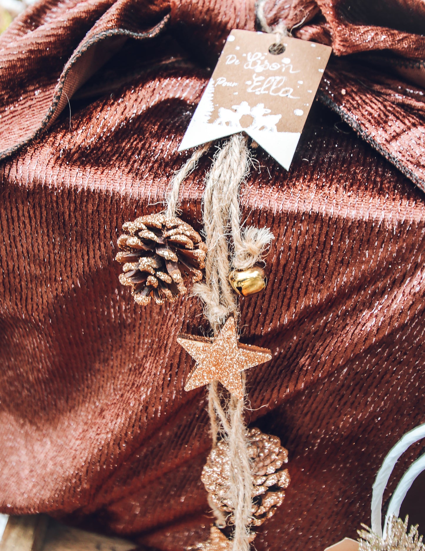 Lampă suspendată cu con de pin și sclipici de cupru 50 cm și stele din lemn