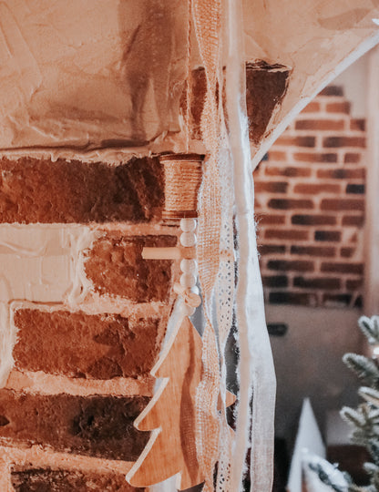 Decorațiune suspendată din lemn, brad, iută și dantelă, 90 cm, stil cabană