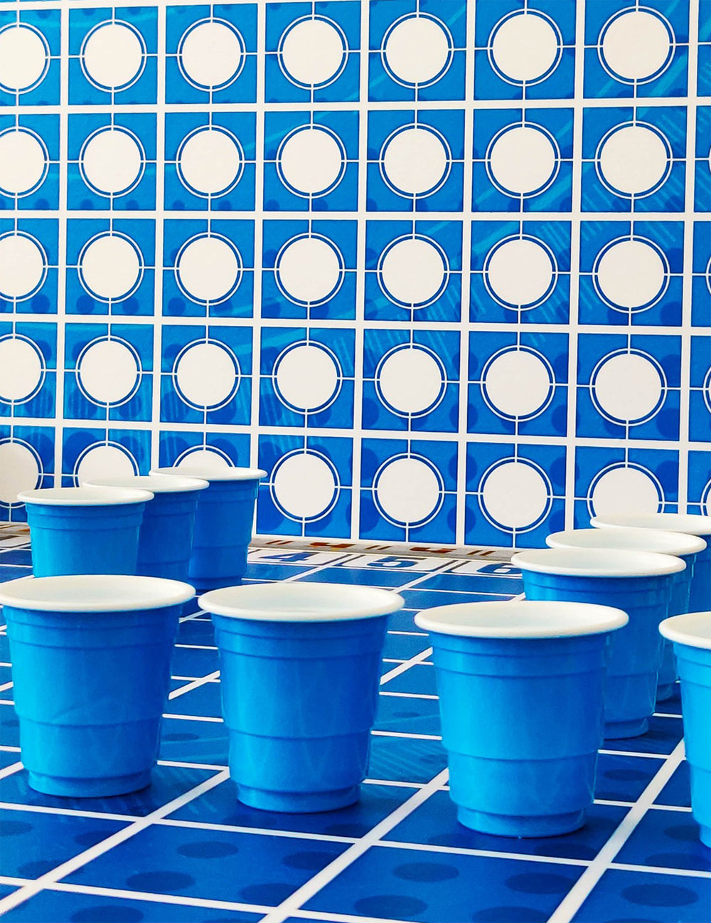 Gros plan sur les gobelets bleus de la Table battle shots pour adulte