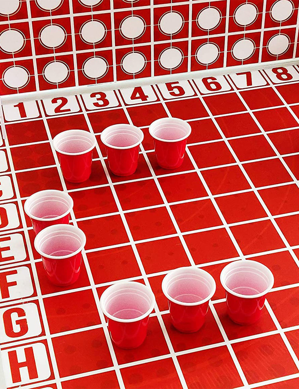 Gros plan sur les gobelets rouges de la Table battle shots
