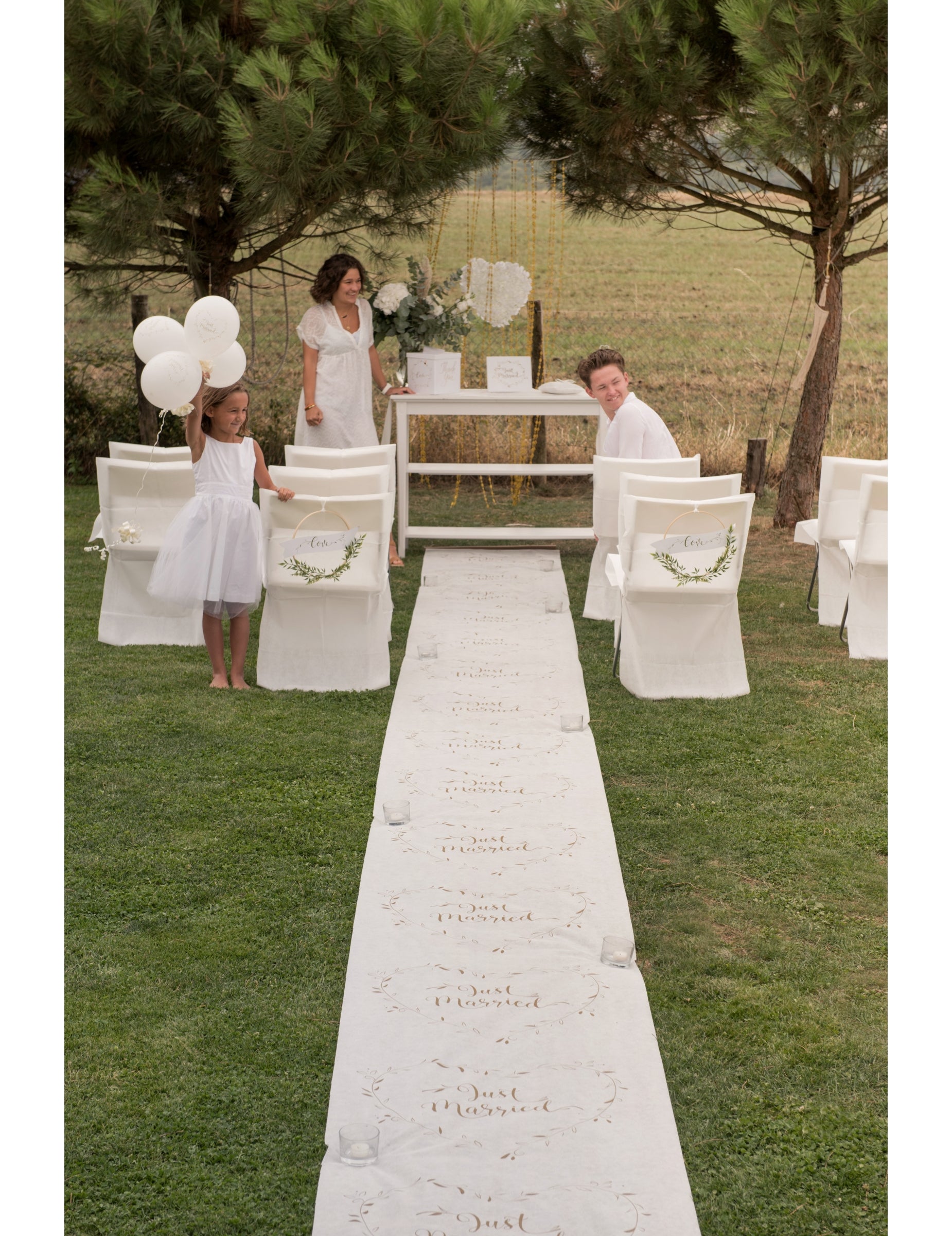 Vue d'ensemble de l'allée du tapis de cérémonie Just Married pour mariage chic blanc et or