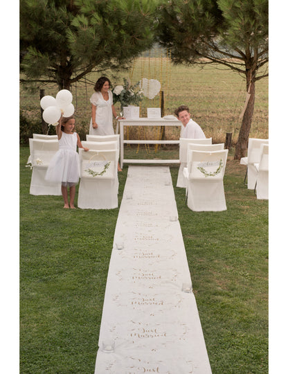 Vue d'ensemble de l'allée du tapis de cérémonie Just Married pour mariage chic blanc et or