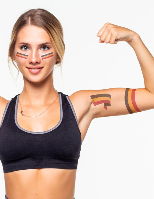 Détail des motifs appliqués sur le visage et le bras des Tatouages Belgique pour adulte