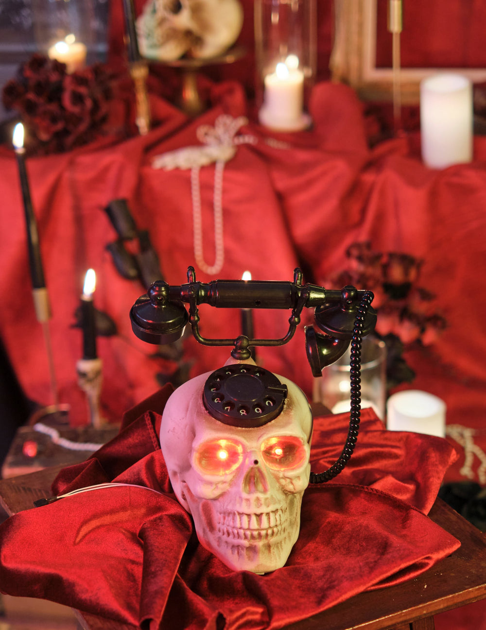 Détail des yeux rouges lumineux du téléphone tête de mort