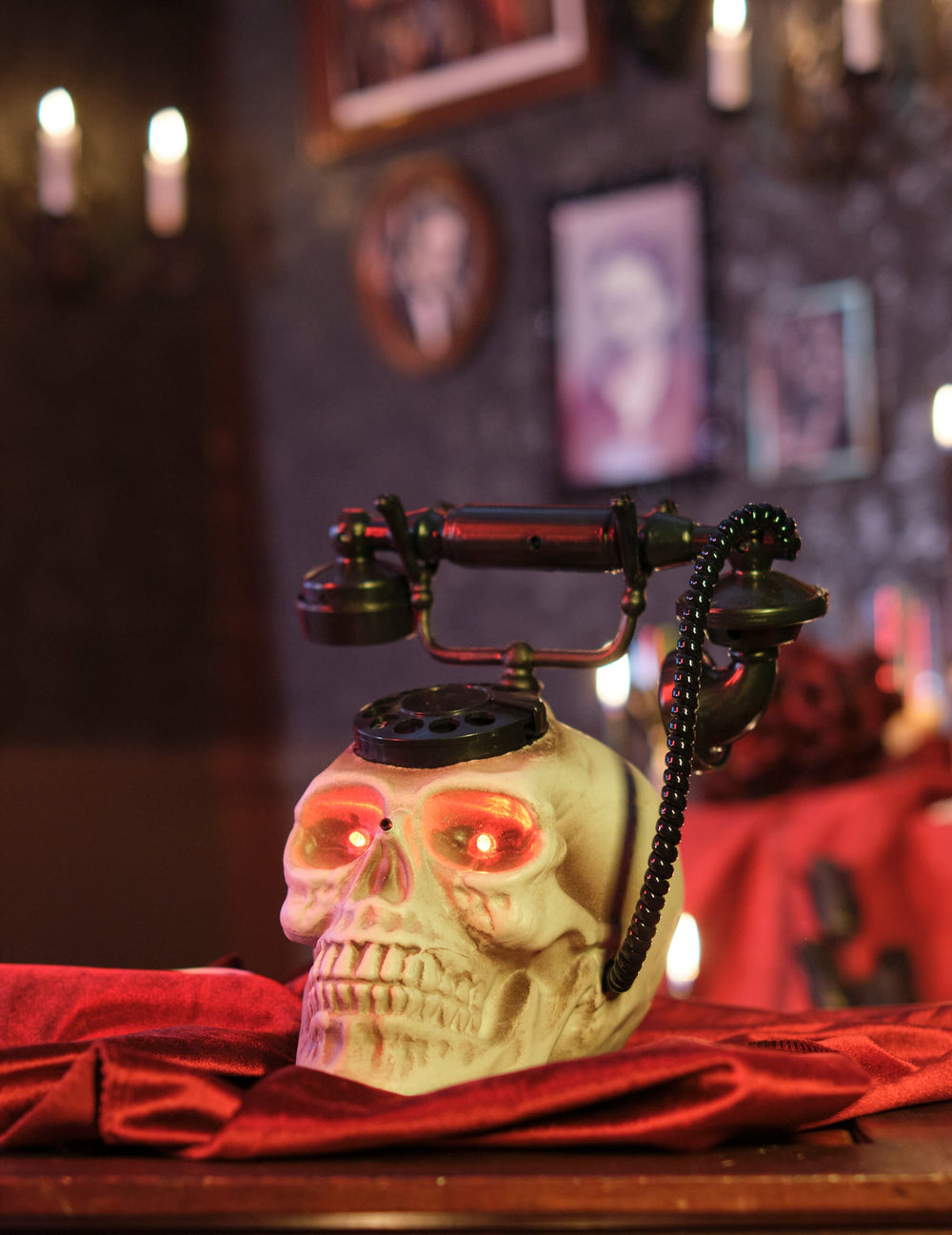 Mise en scène réaliste du téléphone tête de mort