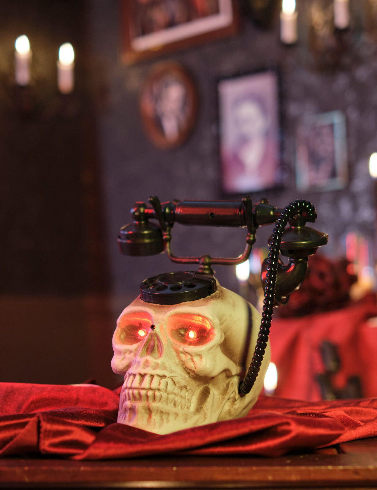 Mise en scène réaliste du téléphone tête de mort