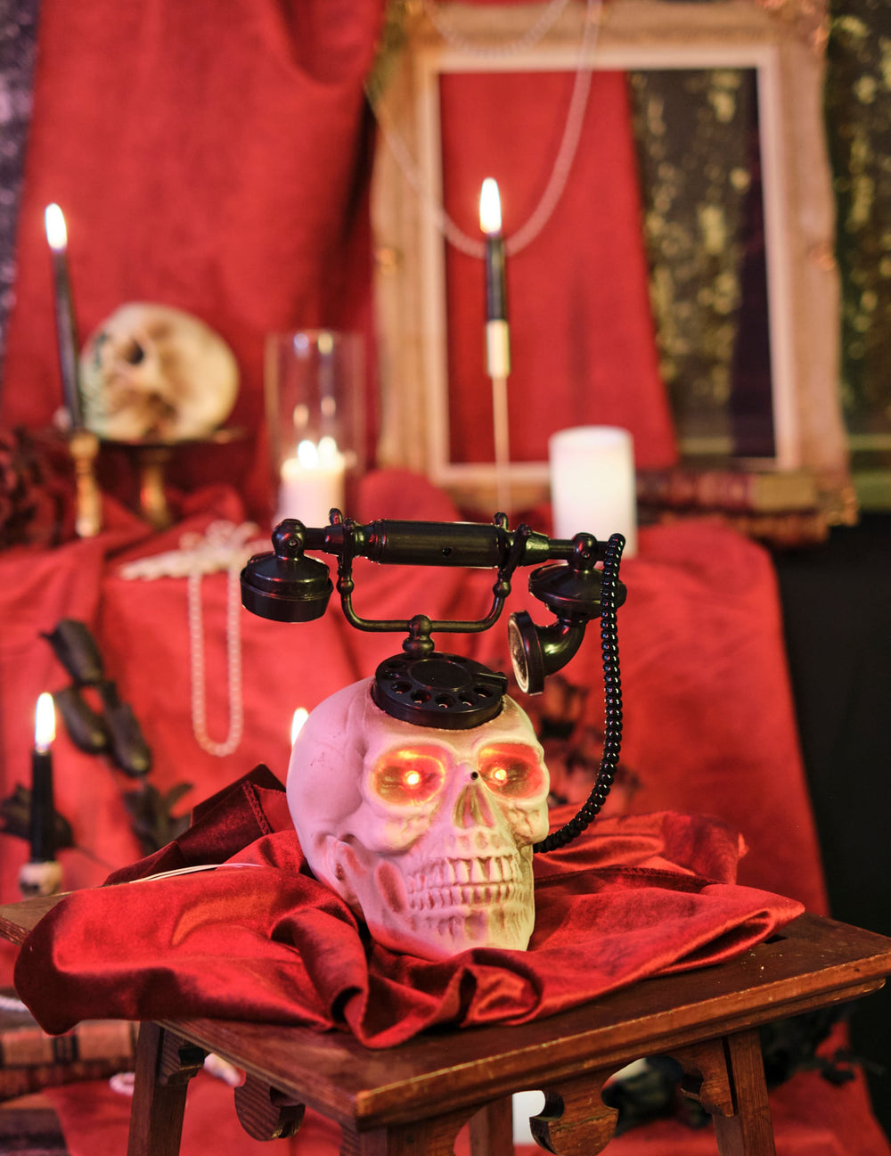 Mise en scène décorative du téléphone tête de mort avec yeux rouges lumineux