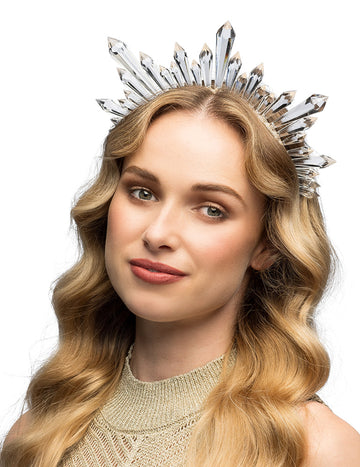Tiara împodobită cu cristale transparente